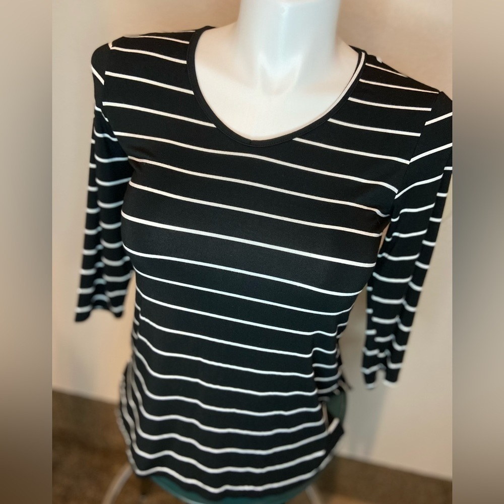 Mimi & Daphne~Soft Black & White Striped V-Neck Top~3/4 Sleeves~Stretchy~Size S
